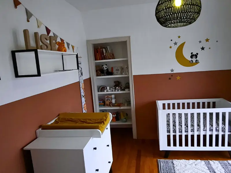 Terracotta babykamer met panda op maan behangsticker